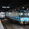 七尾線の列車（左）とIRいしかわ鉄道の列車（右）が停車中の金沢駅。ここにNT300形が入線する日は来るのだろうか。