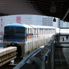 大井競馬場前駅は東京モノレールの開業50周年より少し遅れて50周年を迎える。写真は大井競馬場前駅を出る東京モノレールの列車。
