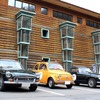 左から、MG BGT、フィアット 500