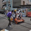 伊賀鉄道は5月3日に恒例の車両基地公開イベント「伊賀線まつり」を開催する。写真は軌道自転車運転体験の様子。