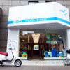 ニューヨーク発祥のトラベルグッズショップ、FLIGHT001 原宿店（渋谷区神宮前6-17-11）とコラボレーションしたベスパ『プリマベーラ 50』