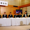京都府民ホールで4月23日に開催された「海の京都博」開催概要共同記者会見。左から福知山市長・松山正治氏、舞鶴市長・多々見良三氏、綾部市長・山崎善也氏、宮津市長・井上正嗣、伊根町長・吉本秀樹氏、与謝野町市長・山添藤真氏、京丹後副市長・前林保典氏