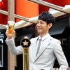妻夫木聡が自ら注いだ生ビールを、満足げに眺めているところ