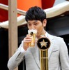 自身で注いだ生ビールを飲んでいる妻夫木聡