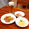 ビアガーデン内で提供されるビールとフード
