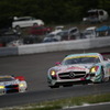 決勝5位の#0 メルセデスSLS（手前）と、6位の#7 BMW Z4（左後方）。