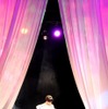 佐藤ライアンが、剛力彩芽をエスコートしながらステージに登場