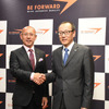 握手するビッグウェーブの服部厚司社長（右）とビィ・フォアードの山川博功社長（左）