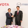 トヨタとマツダ、業務提携へ基本合意（トヨタ豊田章男社長とマツダ小飼雅道社長）