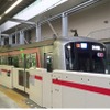 東急は2015年度の設備投資計画を発表。ホームドアの設置工事を進める。写真は武蔵小杉駅のホームドア。