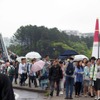 雨の中にもかかわらず大勢日の観客が詰めかけた