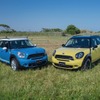 MINI Crossover 日本限定車の Sunlight（右）とMarine（左）