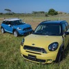 MINI Crossover 日本限定車の Sunlight（右）とMarine（左）