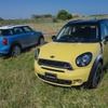 MINI Crossover 日本限定車の Sunlight（右）とMarine（左）