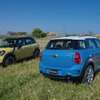 MINI Crossover 日本限定車の Sunlight（左）とMarine（右）