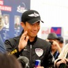 レース終了後、会見場に姿を見せた室屋選手。