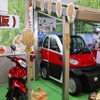 プランのブースに展示されていたマイクロEV「かみさと1号（仮）」。ガレージの屋根には太陽電池パネルが設置されている