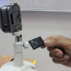 カメラ本体にはSDカードスロッットを搭載しており、microSDカードなどに保存する形になる