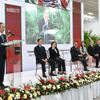 メキシコ新工場の開所式で挨拶する大石貴夫横浜ゴム取締役専務執行役員MB管掌（左）