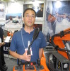 ハクスバーナの解体機。操作はコントローラーを肩にかけて行う