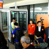 ジェットスター・ジャパン成田－香港線の初日。同社CEOのジェリー・ターナー氏（右）も初便の乗客を見送った