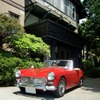 六甲山ホテルの旧館前にて。MGミジェットと共に。