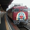 JR東日本は快速『海峡』の復活運転を7月4日に実施する。写真は「ドラえもん海底列車」キャンペーンが行われていた頃の快速『海峡』（2000年）。