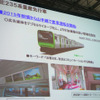 秋から運行するE235系では網棚の上にもサイネージが（JR東日本）