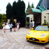 鈴鹿サーキットが2015年6月14日に実施したブライダルフェアのようす。参加したカップルたちは、国際レーシングコースやVIP席が“挙式会場”となる場面を想像しながら見学していた