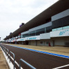 鈴鹿サーキットが2015年6月14日に実施したブライダルフェアのようす。参加したカップルたちは、国際レーシングコースやVIP席が“挙式会場”となる場面を想像しながら見学していた