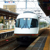 鈴鹿サーキットの最寄り駅のひとつ、白子駅（近鉄）。名古屋行き特急列車が滑り込む