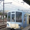 西武鉄道が今回発表した「観光電車」（右）の外観の検討イメージ。「秩父」をモチーフに荒川の水の流れを取り入れたデザインにするとしており、従来の4000系のイメージを大きく変える。