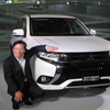 三菱自動車の相川哲郎社長と新型「アウトランダーPHEV」