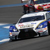GT500予選6位、現在ポイントトップの#37 RC F。後方はGT300予選5位の#31 プリウス。