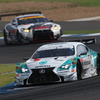 #36 RC Fは決勝8位（GT500クラス）。後方はGT300クラス優勝の#3 GT-R。