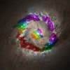 アルマ望遠鏡で観測したNGC 1097中心部。アルマ望遠望遠鏡で観測したHCN（シアン化水素）ガスの運動を色で表し、ハッブル宇宙望遠鏡で撮影された可視光画像の上に合成