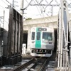 京都市交通局は8月に地下鉄・市バスの見学会を計4回実施する。写真は洗浄機を通過する地下鉄車両の様子。