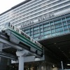 小倉駅を発車した北九州モノレールの列車。「mono SUGOCA」の導入にあわせQR券の導入と運賃値上げも実施される。