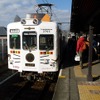 貴志駅に停車中の「たま電車」。屋根上に取り付けられた「猫耳」が特徴的だ。