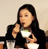 “育脳レシピ”を試食している菊川怜