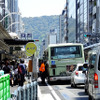 京都・四条通の四条烏丸交差点と河原町交差点の間。バスが止まるとその後続車らは動けなくなる
