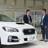 埼玉スバル川口店の児玉明店長（左）と河口まなぶ氏