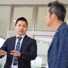 埼玉スバル川口店の児玉明店長（左）と河口まなぶ氏