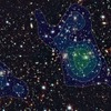 Hyper Suprime-Cam で観測された天体画像の一部（大きさ14分角×8.5分角）と、解析で得られたダークマター分布図（等高線）。