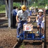 秋田内陸縦貫鉄道の子供向け車両基地公開イベントは8月に行われる。写真は軌道バイク体験の様子。