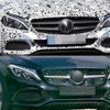 メルセデスベンツ Cクラスクーペ テスト車両。上が今回、下が以前撮影されたプロトタイプ。