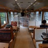 水戸岡さんの鉄道車両は独特なデザインで知られる。写真はしなの鉄道115系「ろくもん」の車内。