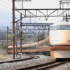 金色に塗られた100系「日光詣スペーシア」。7月18日からは2編成目も登場し、JR線直通列車で運用される。