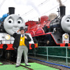 トーマス号とジェームス号の前でポーズをとるトップハム・ハット卿