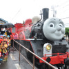 トーマス号との連結を待つジェームス号と園児ら